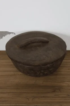 Landelijke oude houten pot met deksel