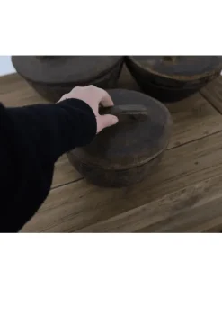 Landelijke oude houten pot met deksel