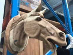 Paardenhoofd van hout