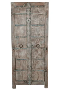 Verweerde houten kast met oude deuren