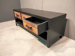 Zwart metaal tv meubel met oud houten lade