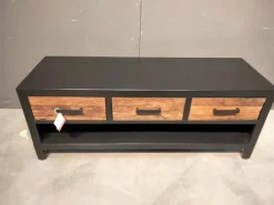 Zwart metaal tv meubel met oud houten lade